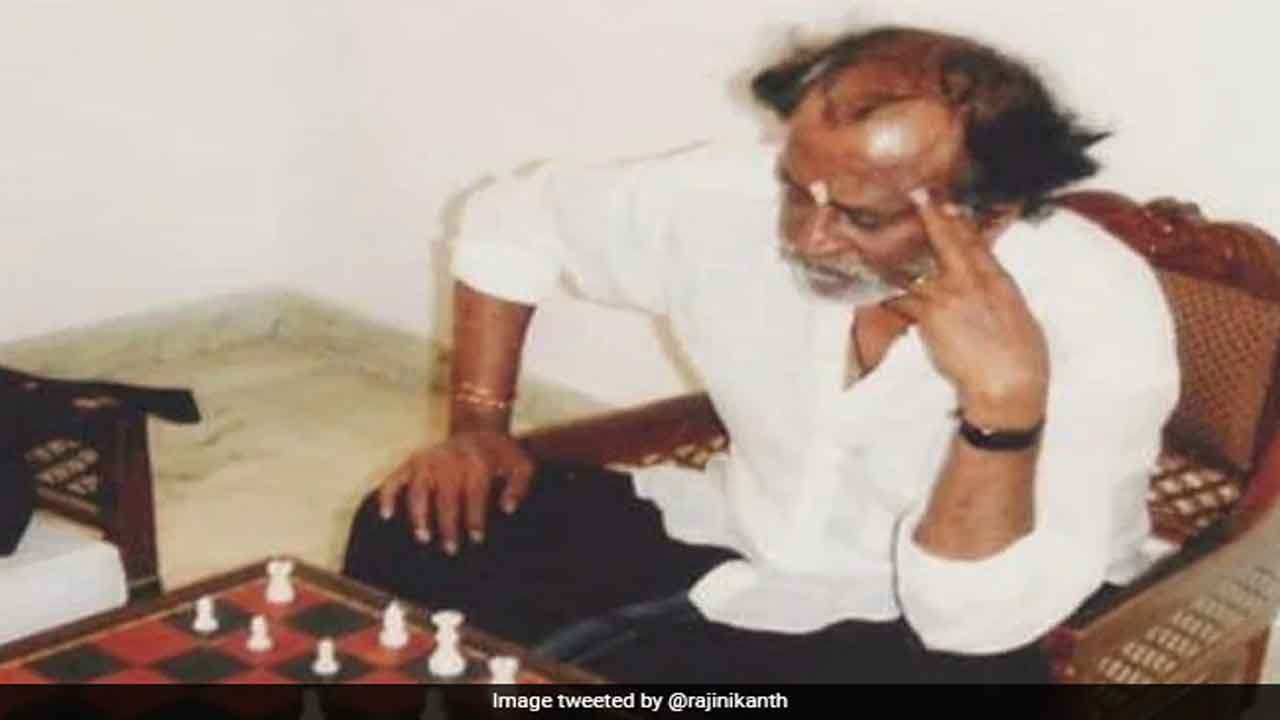 చెస్ ఆడుతున్న ఫొటోను ట్వీట్ చేసిన ర‌జినీకాంత్‌