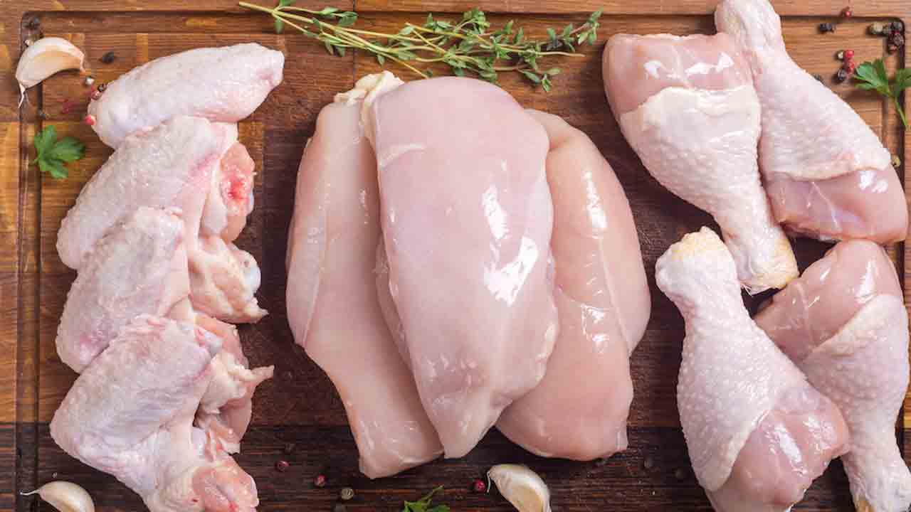 దేవుడి బొమ్మ ఉండటమే అతడి పాపమైంది