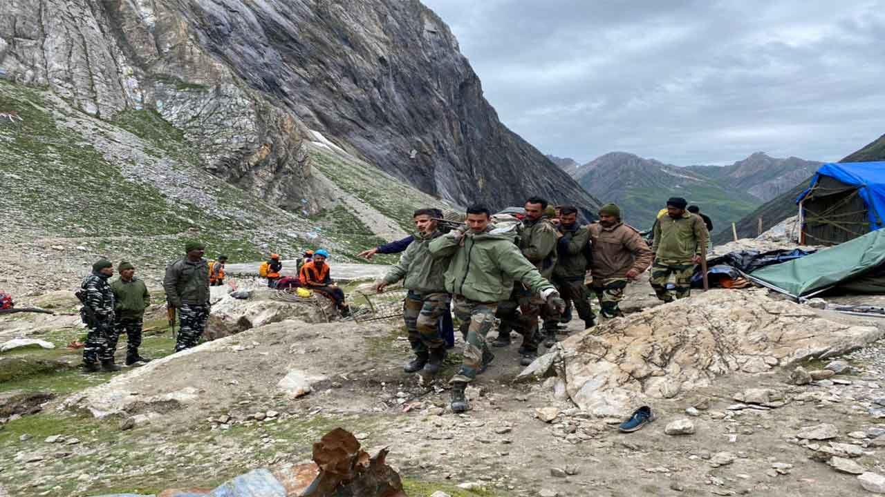 రెస్క్యూ ఆప‌రేష‌న్‌లో చినార్ కార్ప్స్.. యాత్రికుల్ని ర‌క్షిస్తున్న‌ ఇండియ‌న్ ఆర్మీ