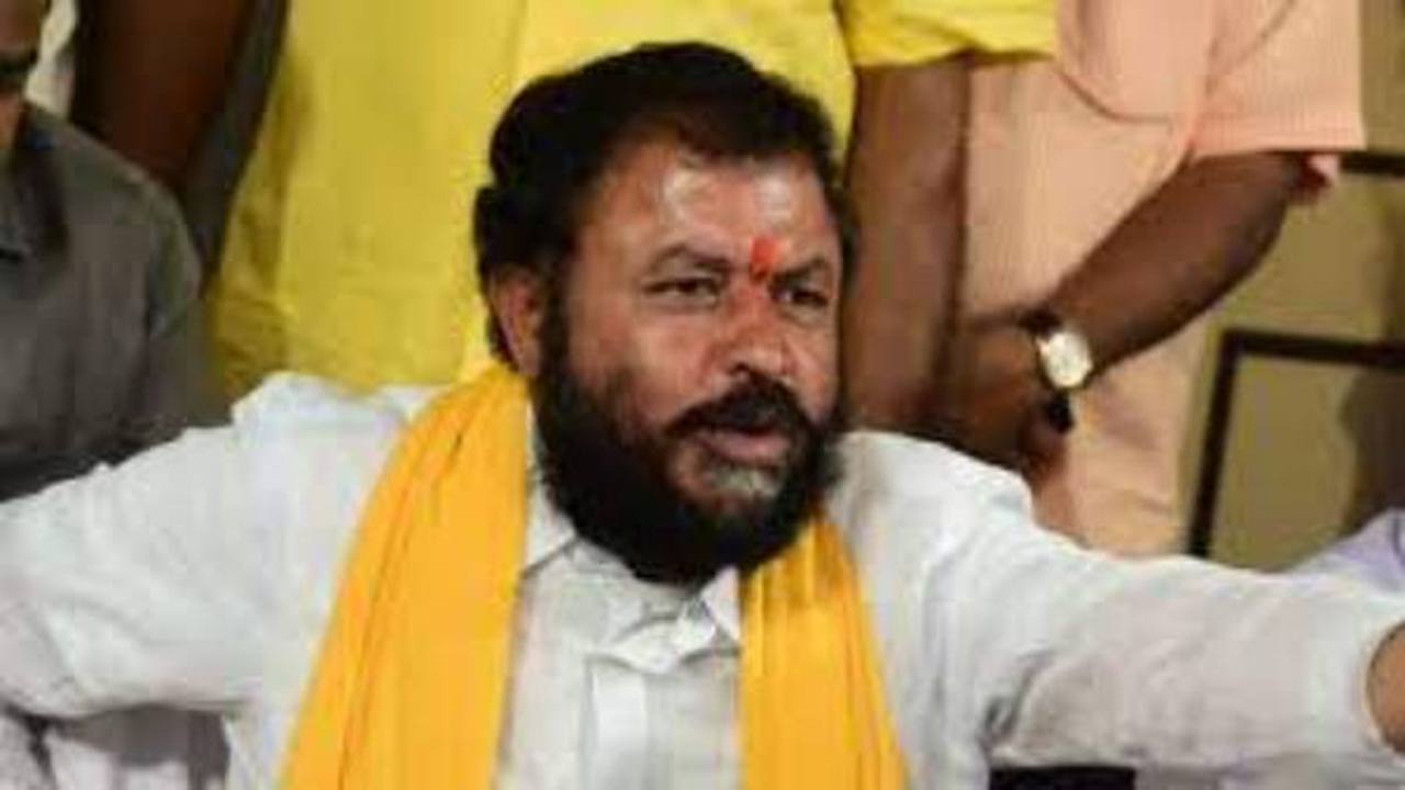 ప‌టాన్‌చెరులో కోడి పందాల స్థావ‌రంపై పోలీసుల దాడి.. ప‌రారీలో టీడీపీ నేత చింత‌మ‌నేని ?