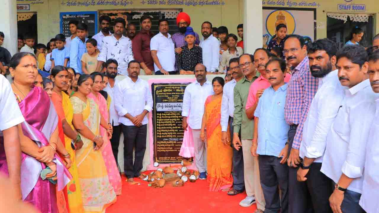 సర్కార్ బడుల బలోపేతానికి ప్రజాప్రతినిధులు బాధ్యత వహించాలి : ఎమ్మెల్యే చిరుమర్తి