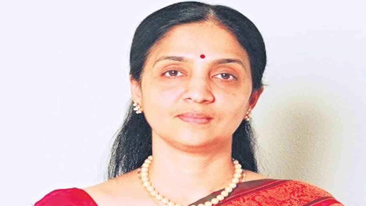 చిత్రా రామకృష్ణపై మనీలాండరింగ్‌ కేసు