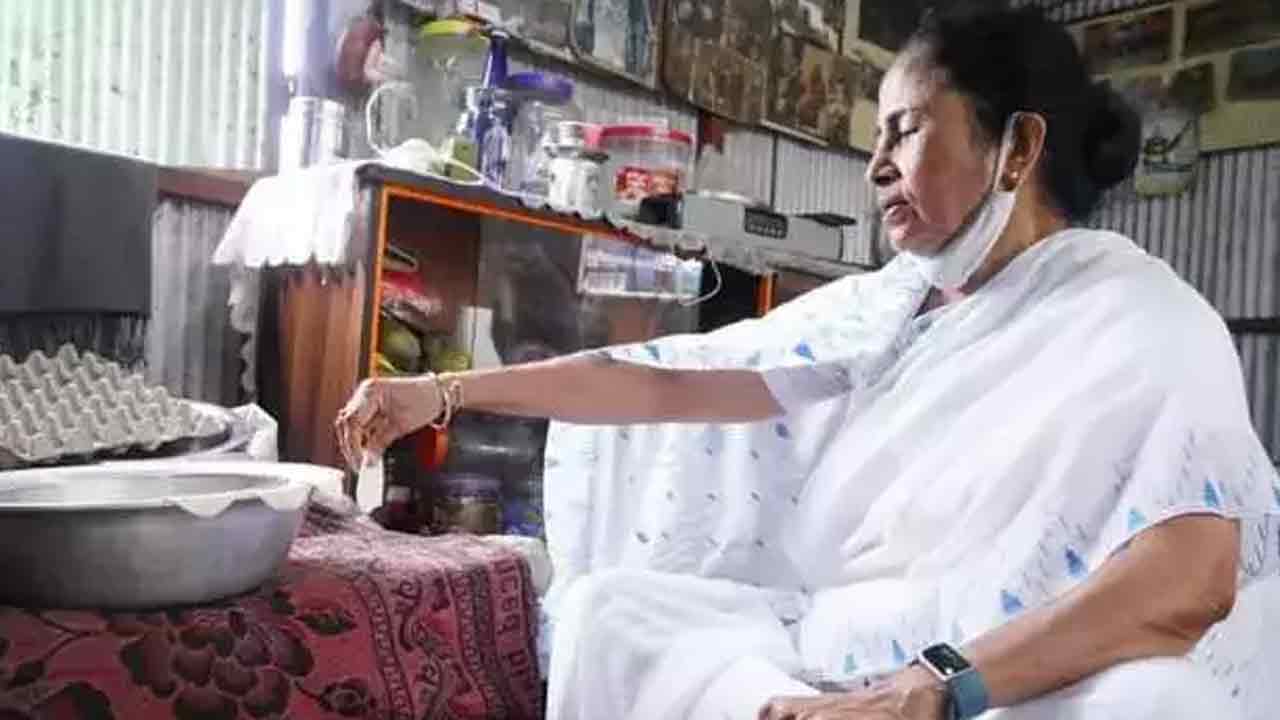 Video: డార్జిలింగ్‌లో మోమోస్ చేసి ఆక‌ట్టుకున్న బెంగాల్ సీఎం మ‌మ‌తాబెన‌ర్జీ