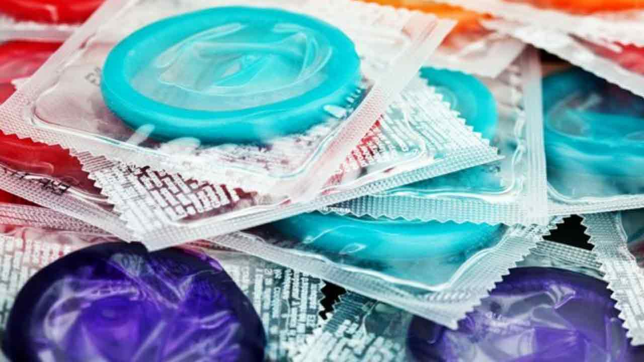 Bizarre ! ఫ్లేవ‌ర్డ్‌ కండోమ్స్‌ను వేడినీళ్ల‌లో వేసి తాగుతున్న బెంగాల్ యువ‌త‌.. ఎందుకోస‌మంటే?