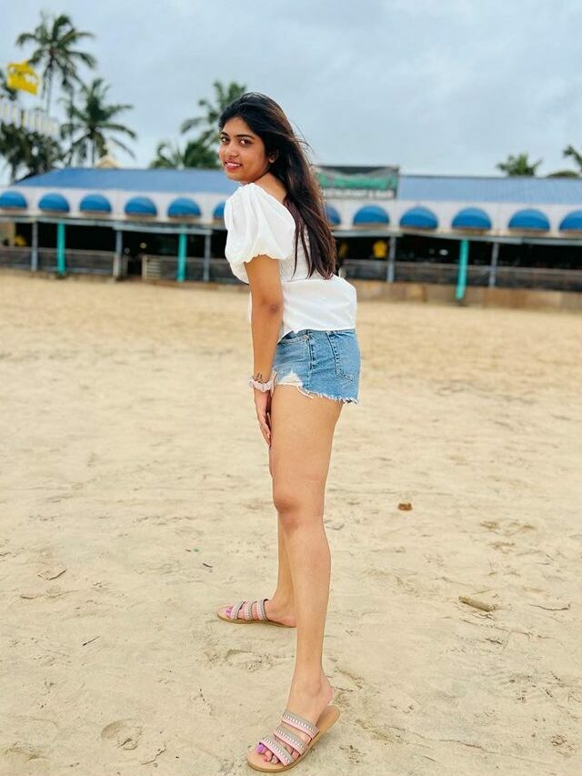 పొట్టి నిక్క‌ర్‌లో రెచ్చిపోయిన‌ జ‌బ‌ర్ద‌స్త్ బ్యూటీ రీతూ