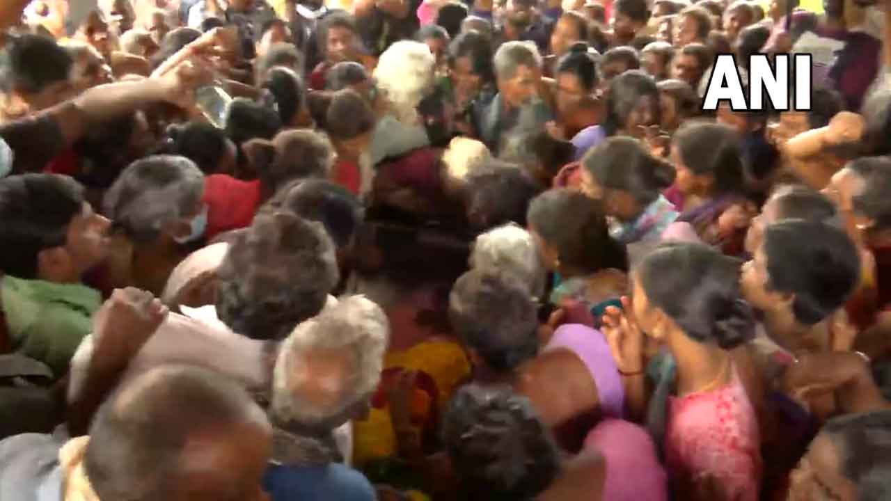 క‌ల్ల‌కురుచ్చి హింస‌.. విద్యార్థిని మృత‌దేహం త‌ల్లికి అప్ప‌గింత‌