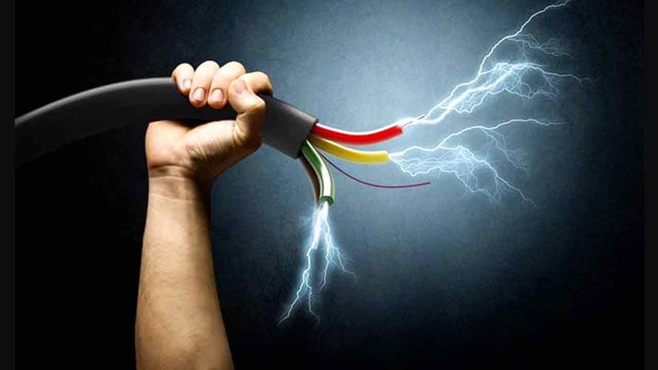 కామారెడ్డిలో విషాదం.. విద్యుత్ షాక్ త‌గిలి ఒకే కుటుంబానికి చెందిన న‌లుగురు మృతి!!
