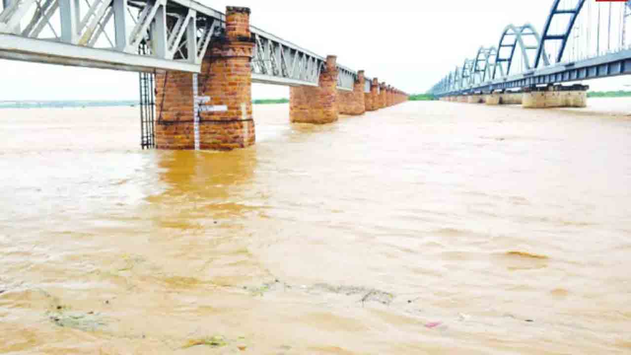 ధవళేశ్వరం వద్ద 20.20 అడుగులకు చేరిన గోదావరి ప్రవాహం