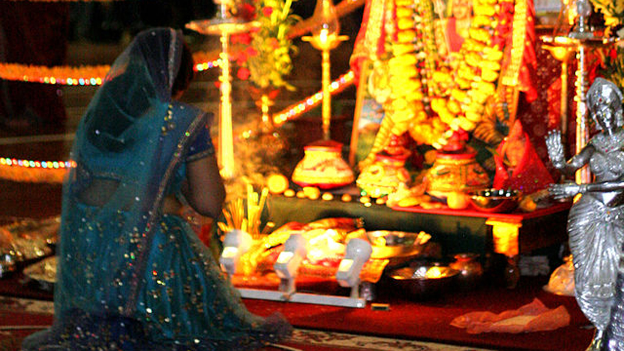 నిన్నే గిల్లుకోలేకపోయావా?.. భ‌క్తి పేరుతో మూర్ఖంగా ప్ర‌వ‌ర్తించేవారికి ఇదొక గుణ‌పాఠం