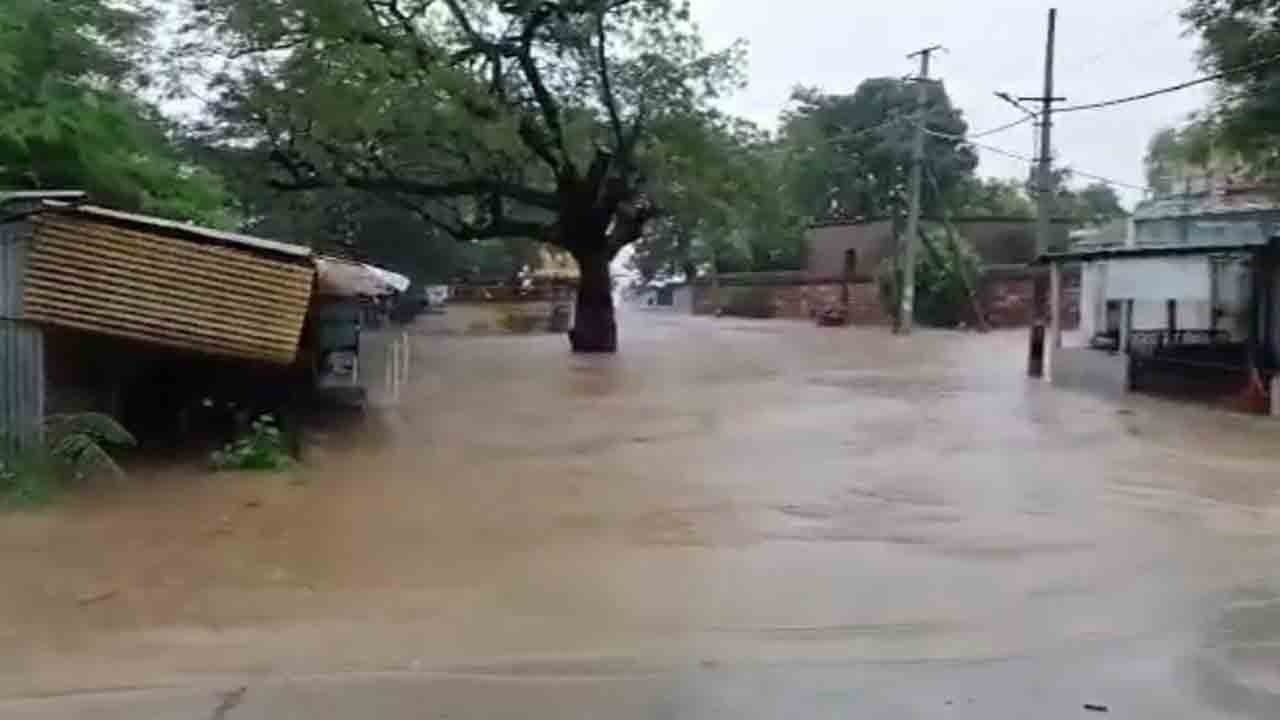 ధర్మపురి వద్ద గోదావరి ఉగ్రరూపం..సహాయక చర్యలు ముమ్మరం చేసిన అధికారులు