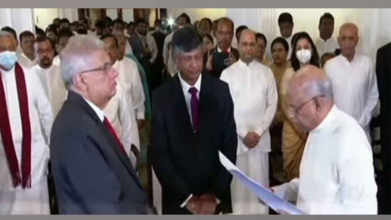 శ్రీలంక 15వ ప్రధానిగా దినేశ్ గుణవర్ధనే ప్రమాణం