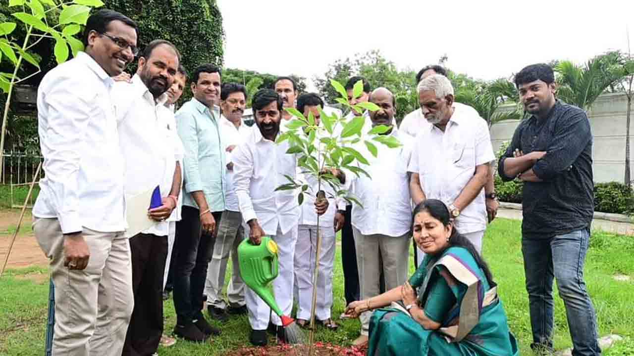 అన్నదానాలు.. రక్తదాన శిబిరాలు