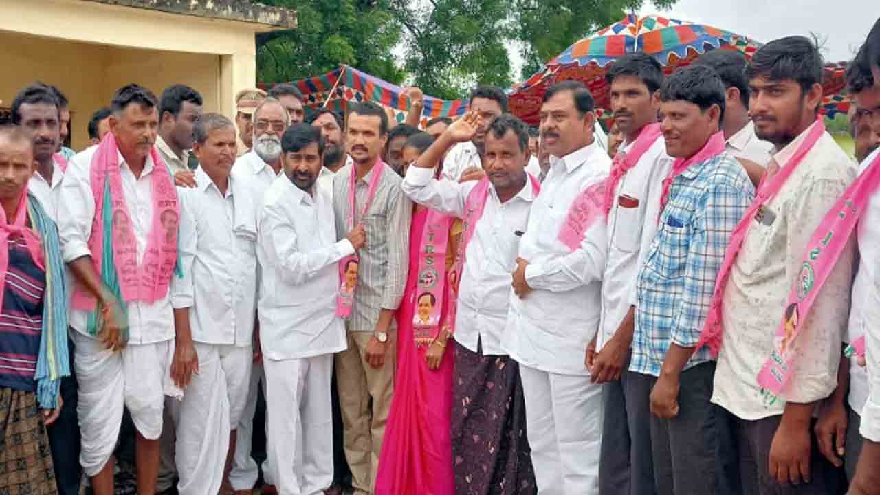 గులాబీ జెండా.. అందరికీ అండ