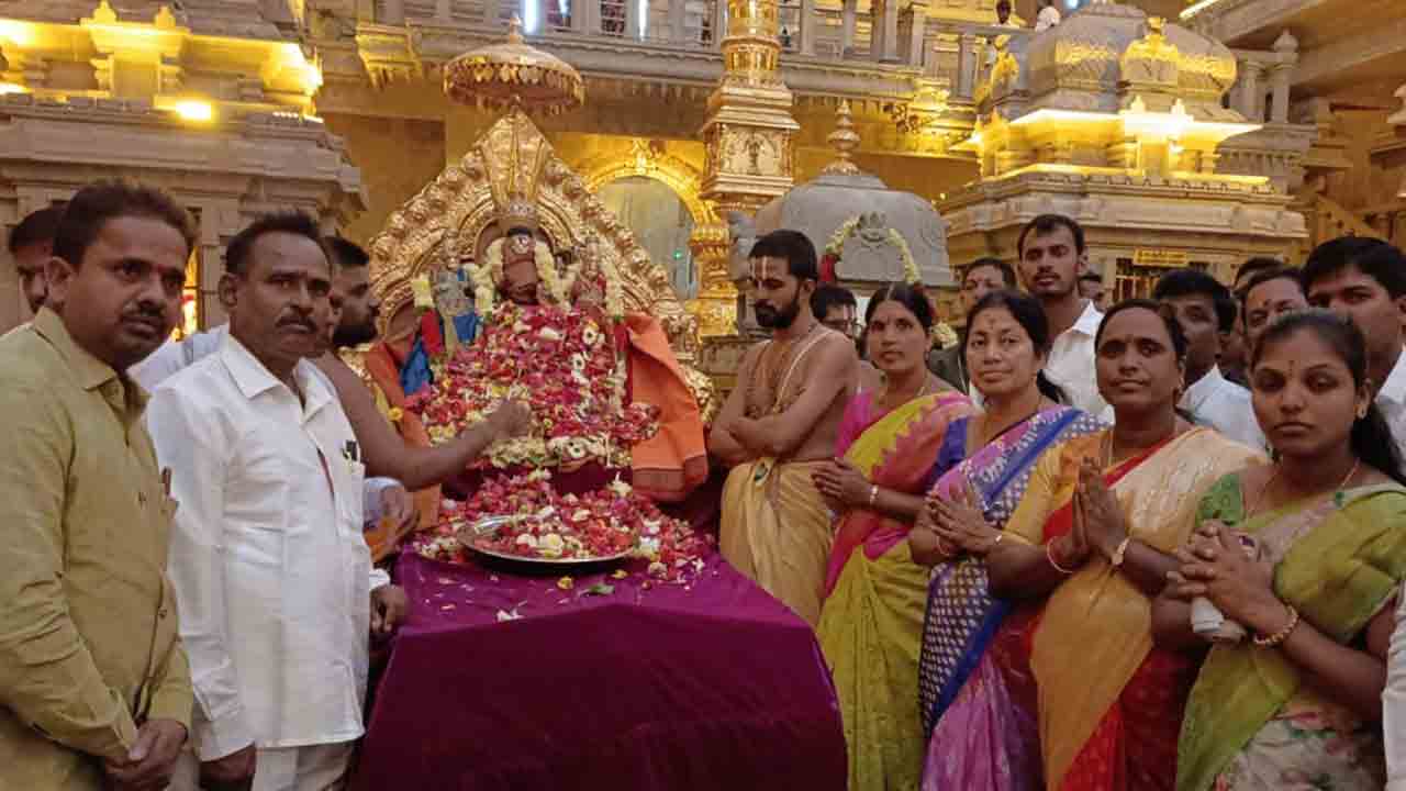 లక్ష్మీనరసింహుడికి విశేష పూజలు