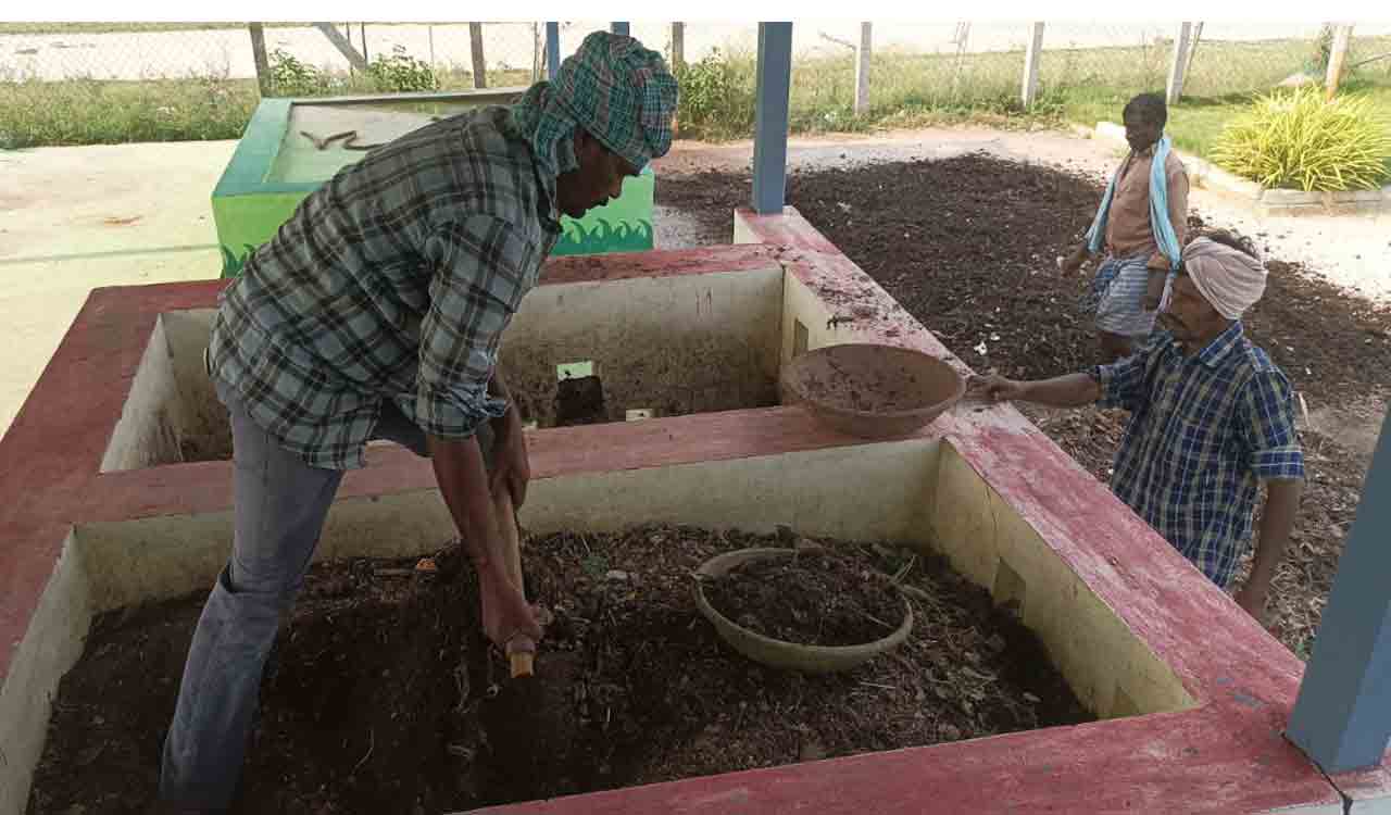 ఆ ఊళ్లో కాదేదీ వ్యర్థం