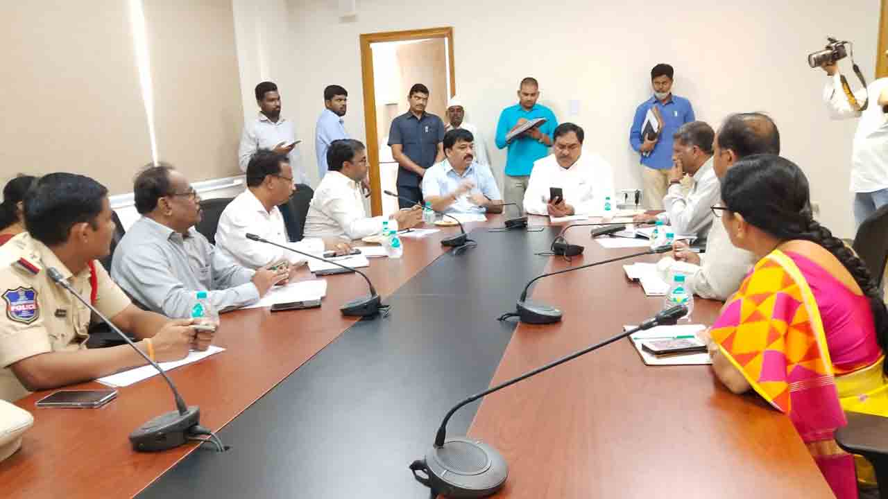 అధికారులు అప్రమత్తంగా ఉండాలి : మంత్రి ఎర్రబెల్లి