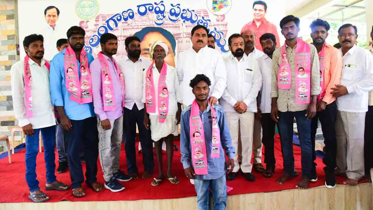 మంత్రి ఎర్రబెల్లి సమక్షంలో.. టీఆర్ఎస్‌లో చేరిన కాంగ్రెస్ నేత‌లు