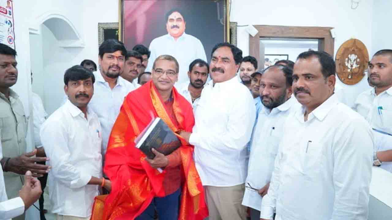 మార్గం లక్ష్మీనారాయణను అభినందించిన మంత్రి ఎర్రబెల్లి