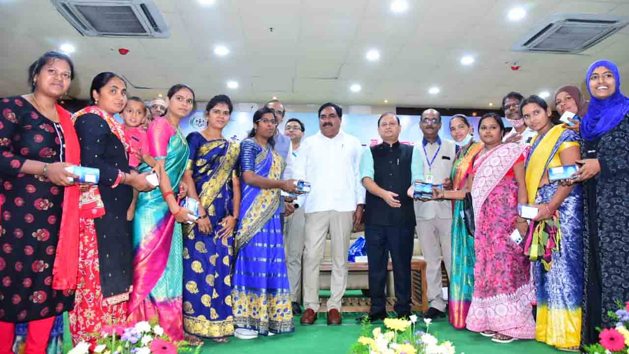 మహిళల స్వయం సమృద్ధికి  సీఎం కేసీఆర్‌ కృషి : మంత్రి ఎర్రబెల్లి