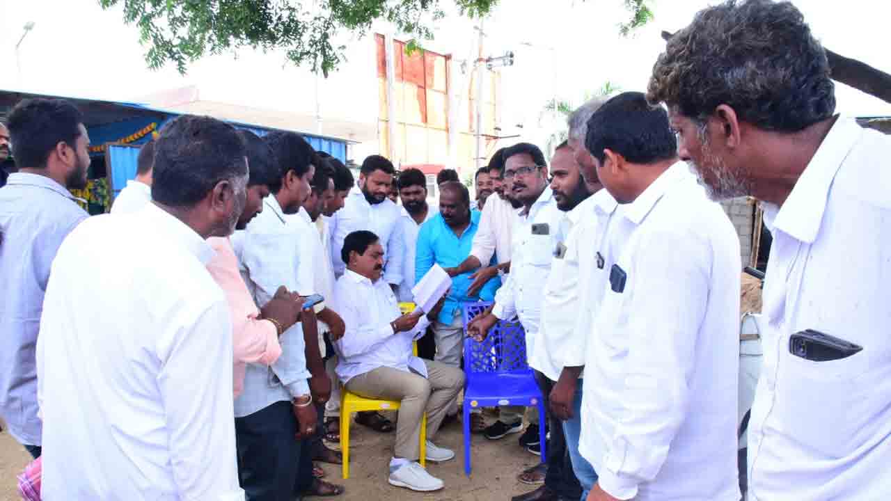చెట్టుకిందే మంత్రి.. ప్రజలతో మాటా మంతీ..|