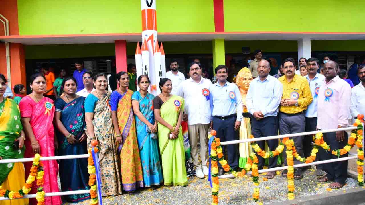 పాలకుర్తిలో అబ్దుల్‌ కలాం విగ్రహాన్ని ఆవిష్కరించిన మంత్రి ఎర్రబెల్లి