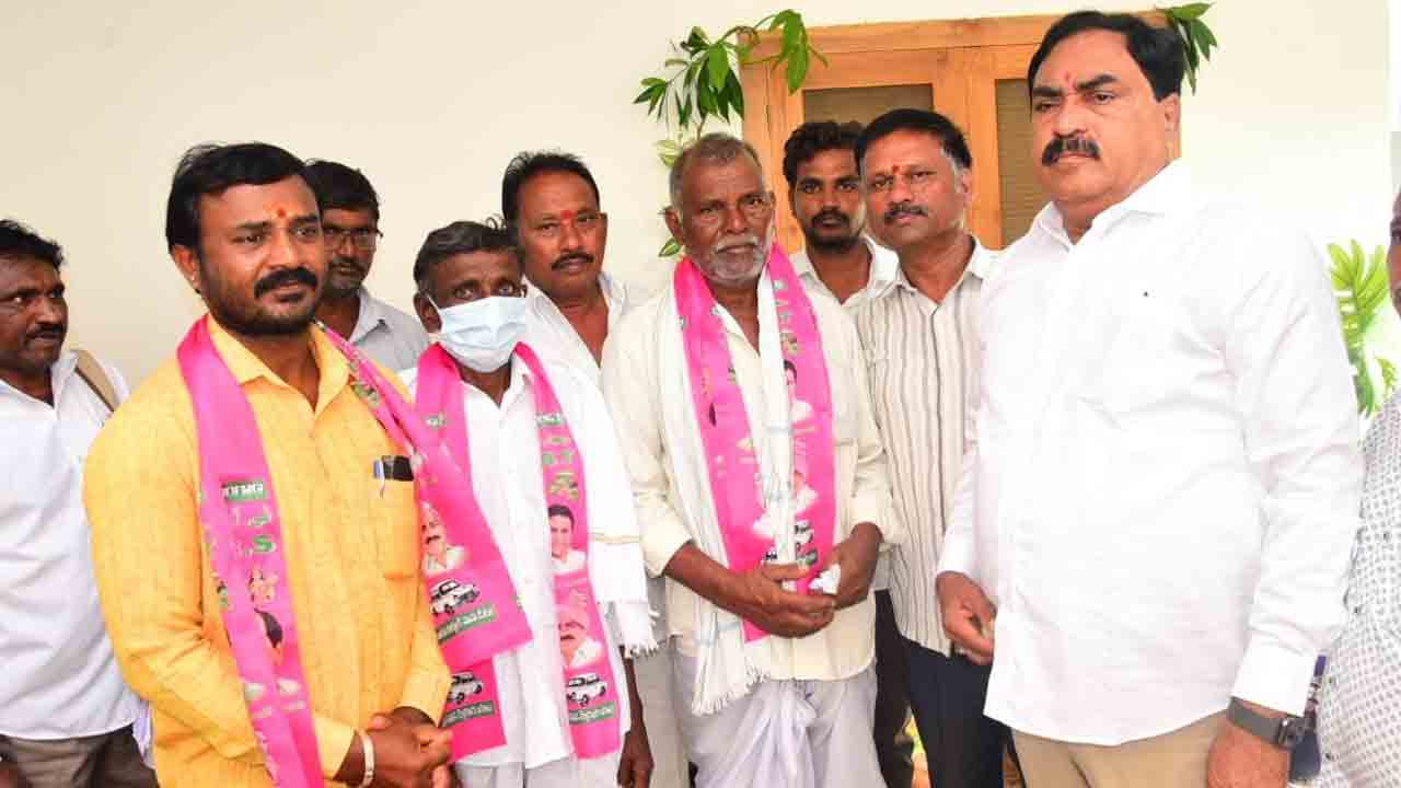 మంత్రి ఎర్రబెల్లి సమక్షంలో..టీఆర్‌ఎస్‌లో చేరిన కాంగ్రెస్ నేతలు