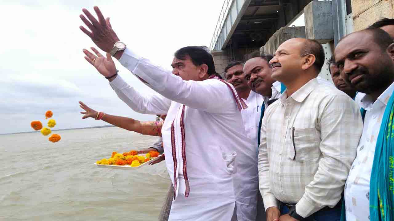 సీఎం దూరదృష్టితోనే పుష్కలంగా సాగు నీరు