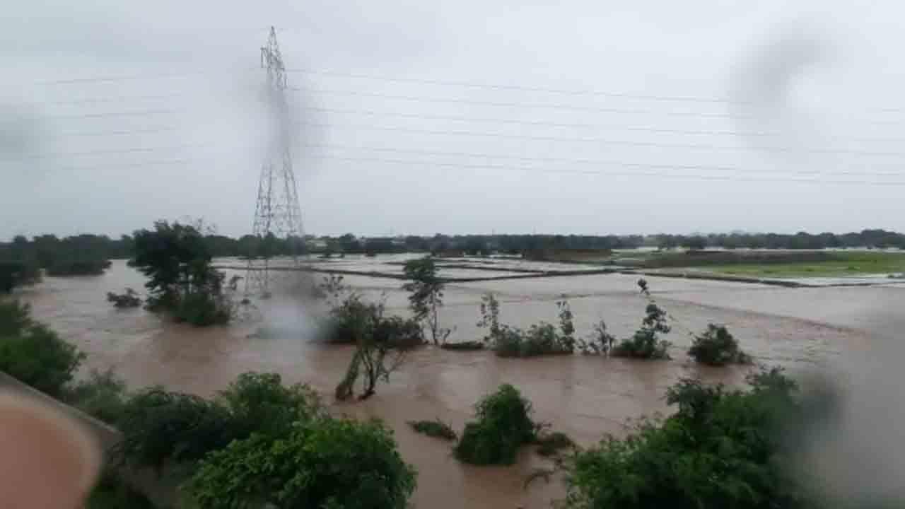 వరదలో చిక్కుకున్న ఇటుకబట్టి కార్మికులు.. పరిస్థితిని సమీక్షిస్తున్న మంత్రి గంగుల