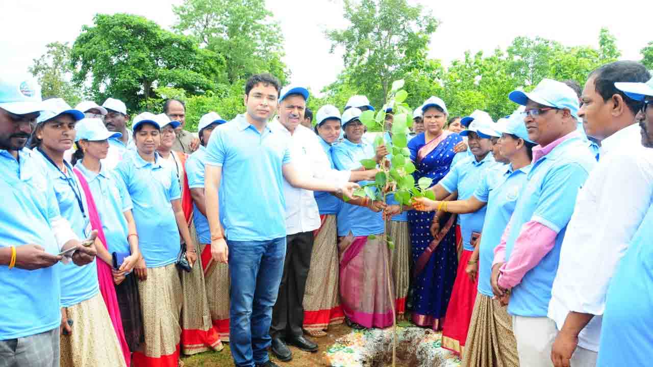 KTR Birthday : ‘స్వచ్ఛ భారత్’ వాహనాలను పంపిణీ చేసిన ఎమ్మెల్యే గండ్ర