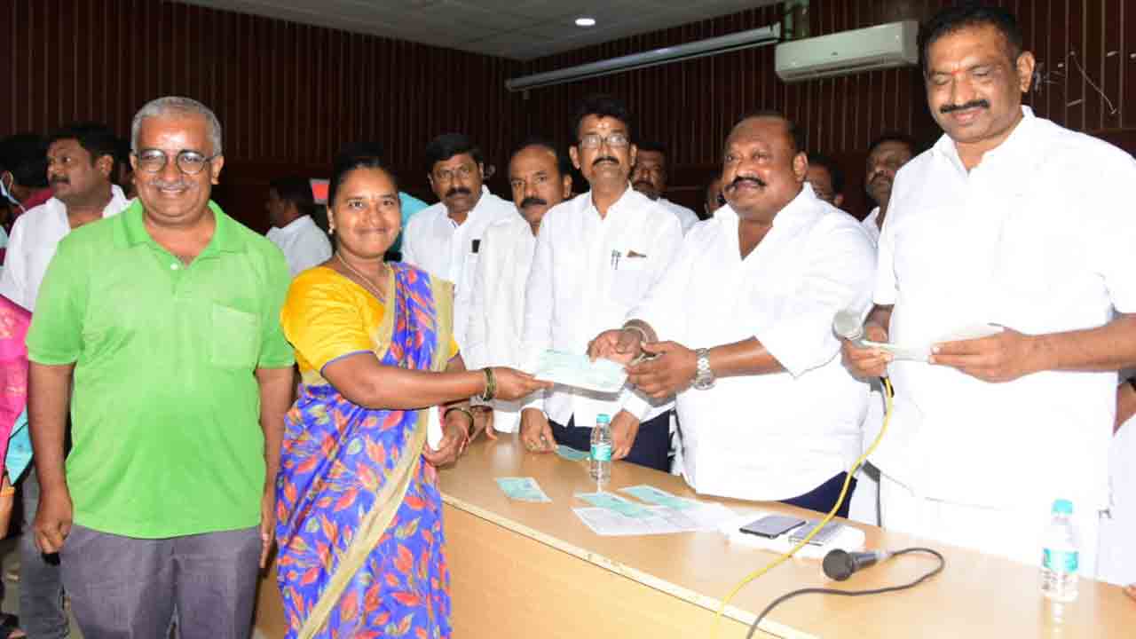 తెలంగాణపై విషం చిమ్ముతున్న కేంద్రం : మంత్రి గంగుల