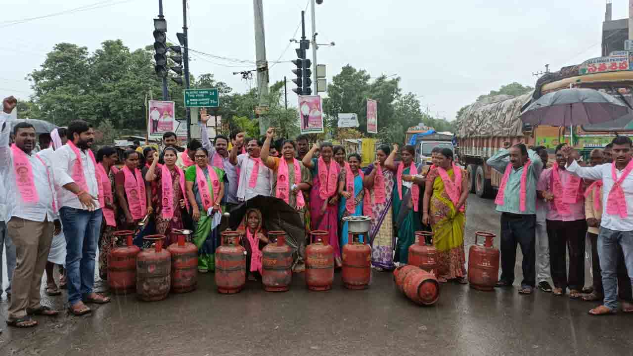 Gas prices | రెండో రోజు అదే జోరు..పెంచిన గ్యాస్‌ ధరలపై భగ్గుమన్న తెలంగాణ