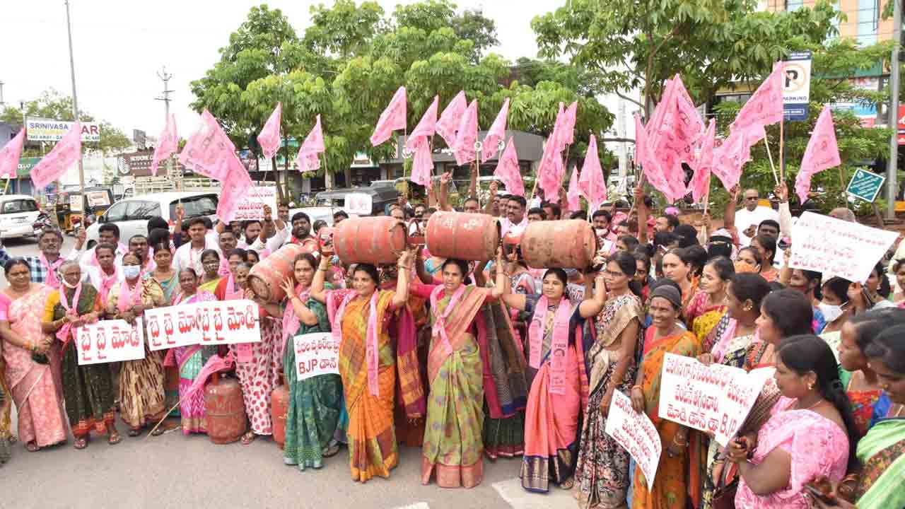 Telangana | పెంచిన గ్యాస్ ధరలపై భగ్గుమన్న జనం