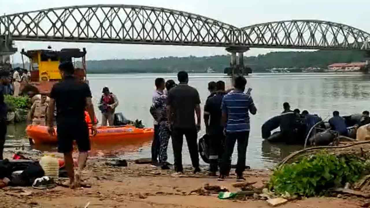 Video: కారును ఓవ‌ర్‌టేక్‌చేయ‌బోయి బ్రిడ్జిపైనుంచి న‌దిలో ప‌డిపోయిన ఎస్‌యూవీ.. డ్రైవ‌ర్‌తోస‌హా అంద‌రూ మృతి?