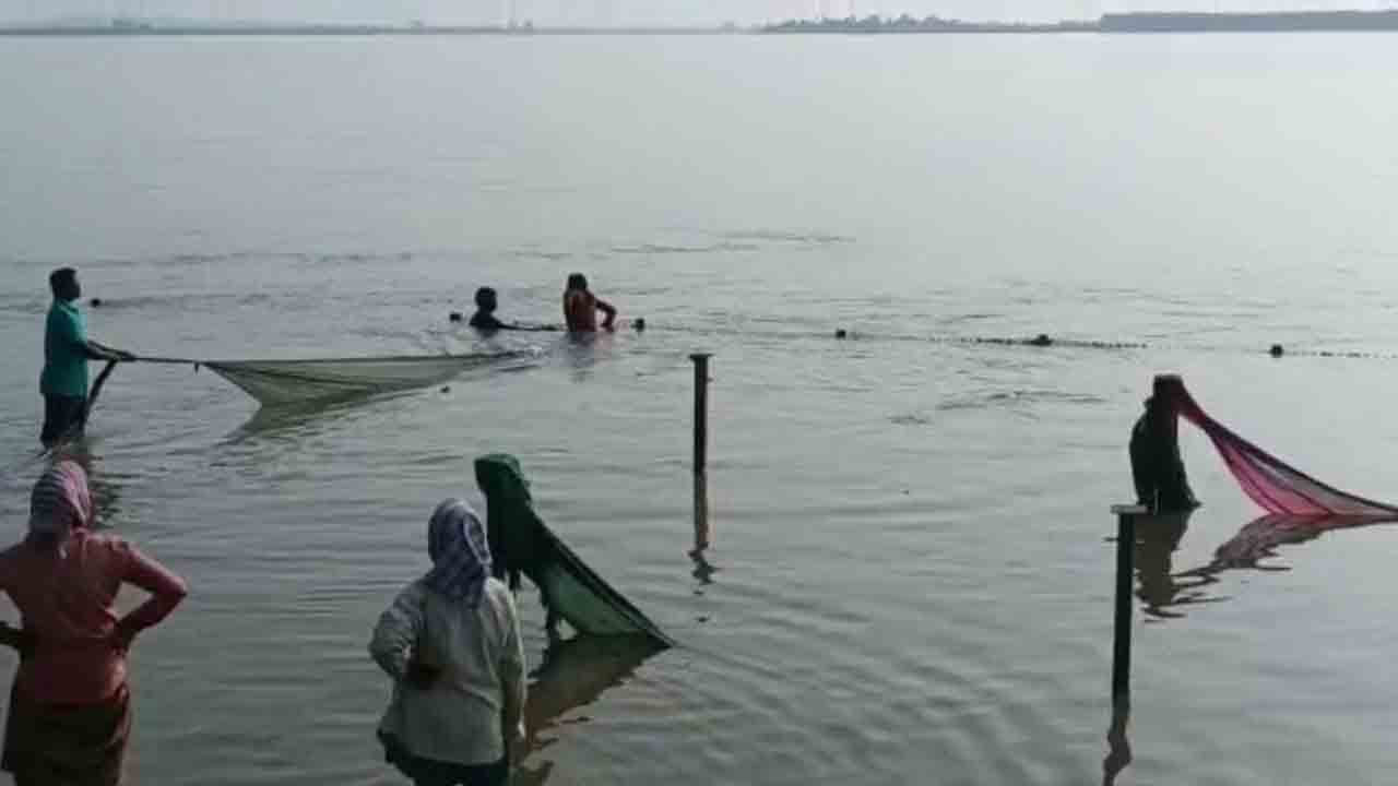 గోదావరి పుష్కరఘాట్ వద్ద వరదలో కొట్టుకుపోయిన మహిళ..కాపాడిన స్థానికులు