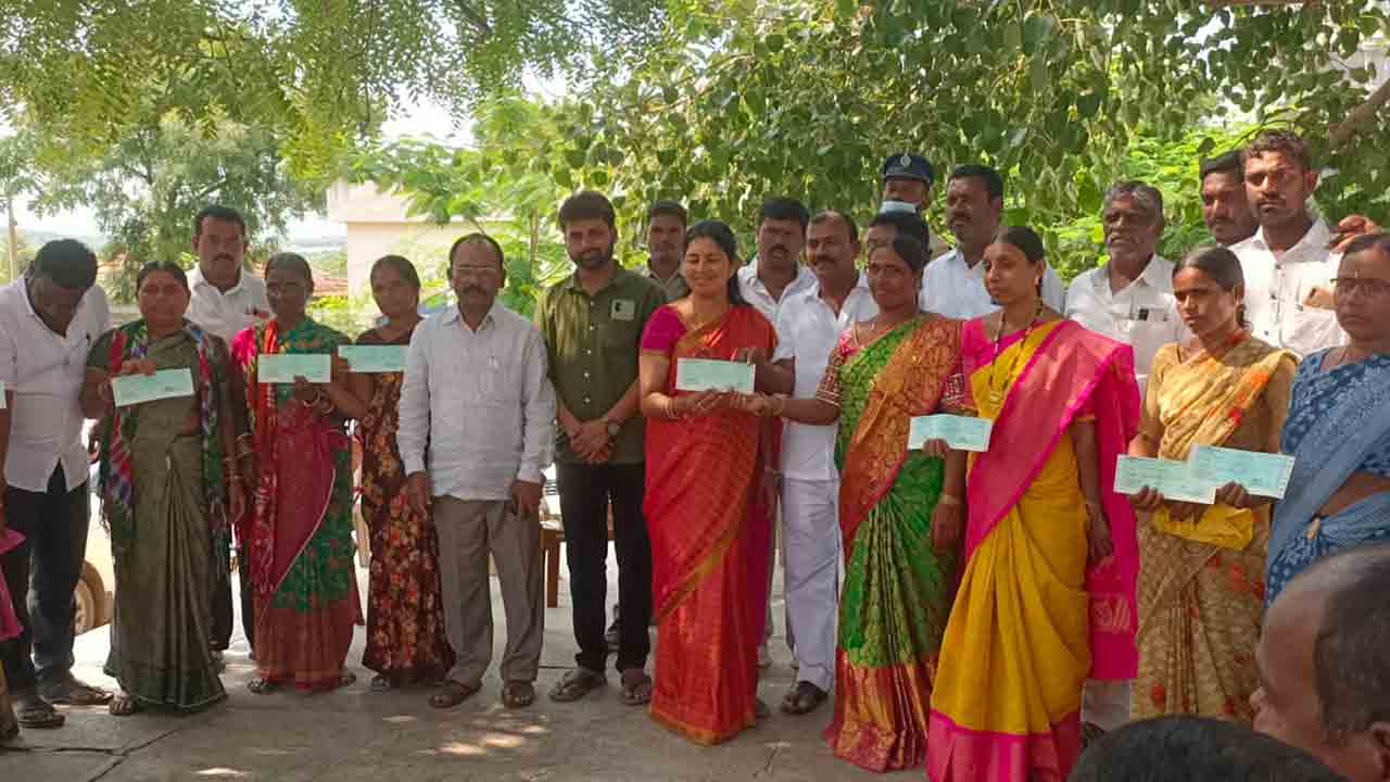 కల్యాణలక్ష్మి చెక్కులు పంపిణీ చేసిన విప్ సునీతా మహేందర్‌రెడ్డి