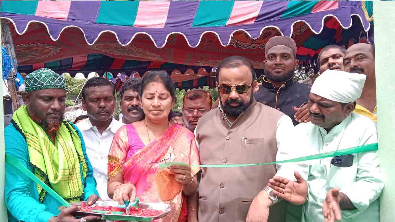 ముస్లింల సంక్షేమానికి సర్కార్ కృషి : ప్రభుత్వ విప్ గొంగిడి