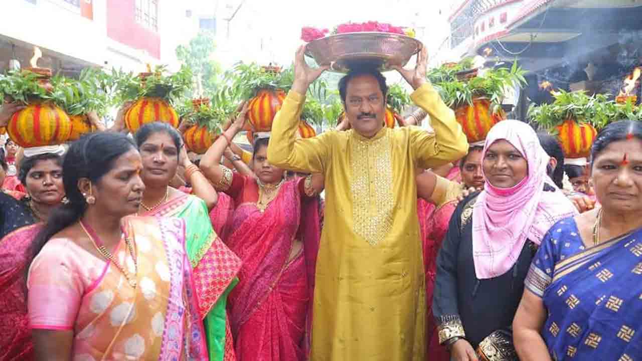 పోచమ్మ తల్లి దేవాలయంలో ఎమ్మెల్యే గోపినాథ్‌ పూజలు