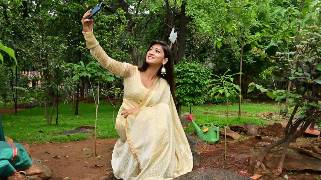Green India Challenge | మొక్కలు నాటిన సినీ నటి గీతికా రతన్
