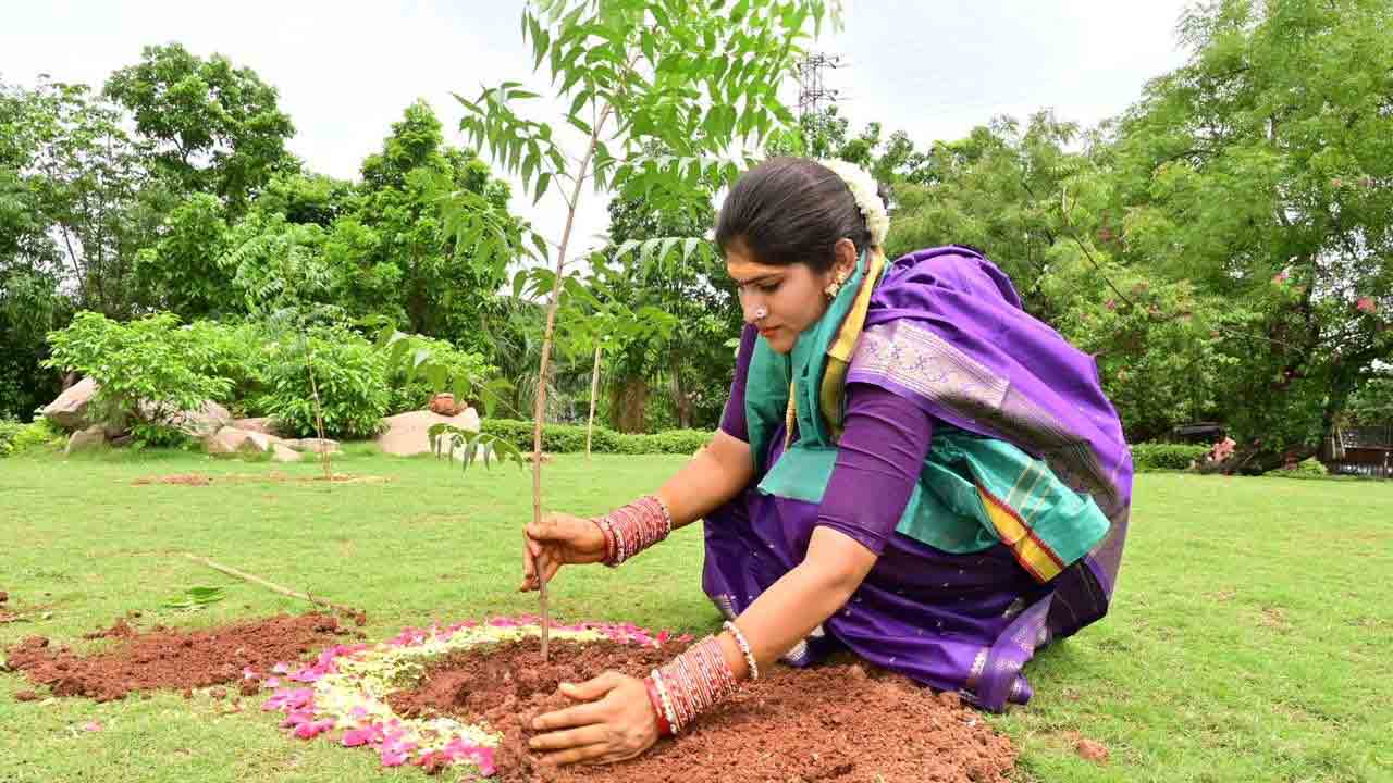 Green India Challenge |మొక్కలు నాటిన శివశక్తి నిషా క్రాంతి