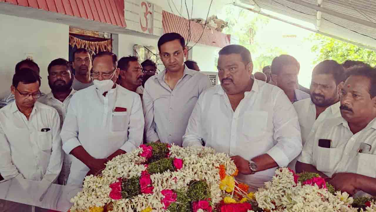 దినేష్ రెడ్డికి నివాళులు అర్పించిన మండలి చైర్మన్‌ గుత్తా