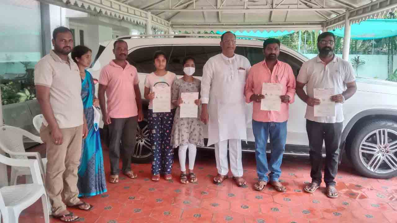 సీఎంఆర్ఎఫ్‌ చెక్కులు పంపిణీ చేసిన మండలి చైర్మన్‌ గుత్తా