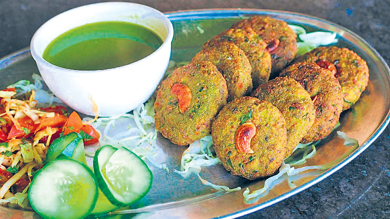 ఇండియ‌న్ స్టైల్‌లో పిజ్జాలు, బ‌ర్గ‌ర్లు.. రూట్ మార్చిన రెస్టారెంట్లు