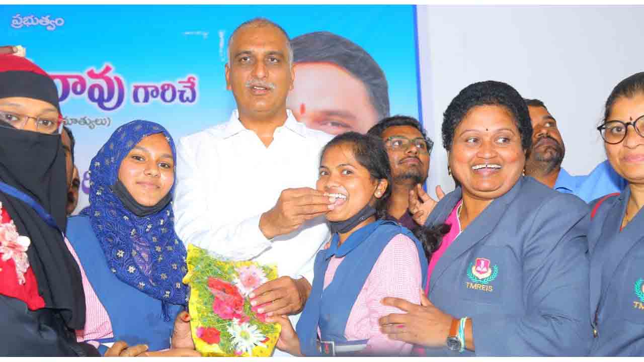 మెట్టు మెట్టు ఎక్కి ‘పది’లో ఫస్ట్ నిలిచాం : మంత్రి హరీశ్ రావు