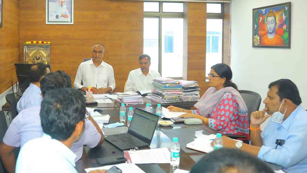 విద్యార్థులకు స్కాలర్ షిప్స్‌ వెంటనే అందించాలి : మంత్రి హరీశ్ రావు