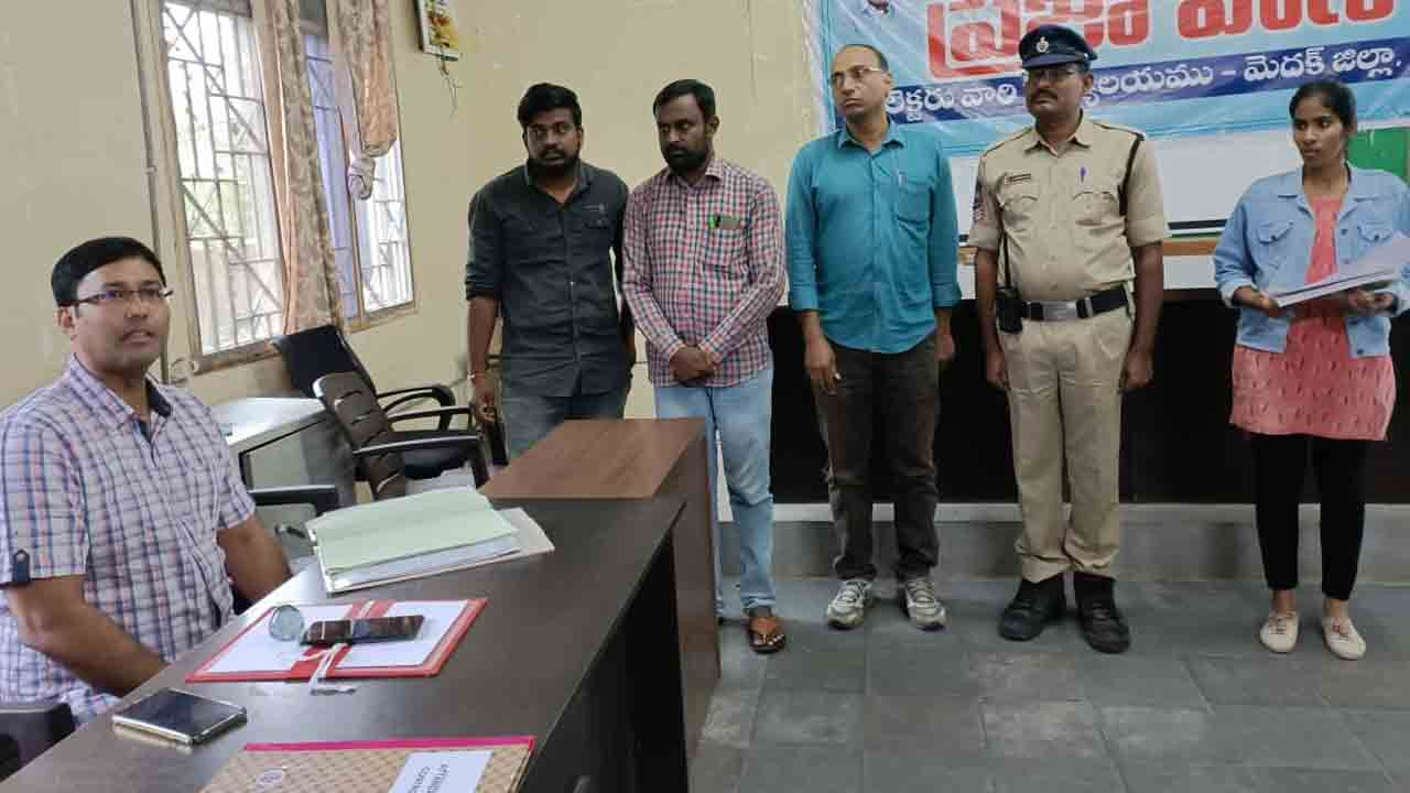 కంట్రోల్ ​రూమ్‌లో 24 గంటలు అందుబాటులో ఉండాలి : కలెక్టర్​ హరీశ్​