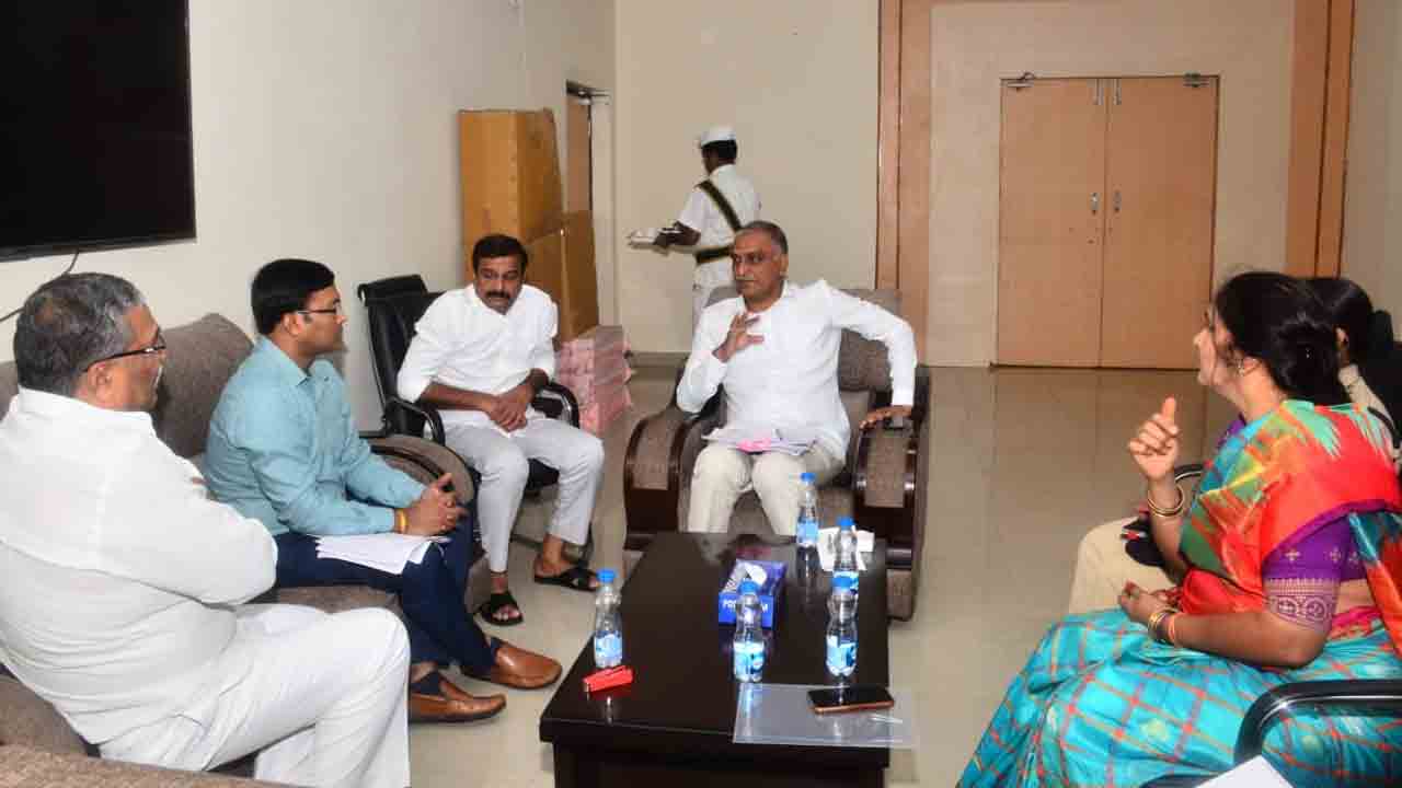 ప్రజలకు ఇబ్బందులు లేకుండా చూడాలి : మంత్రి హరీశ్‌ రావు