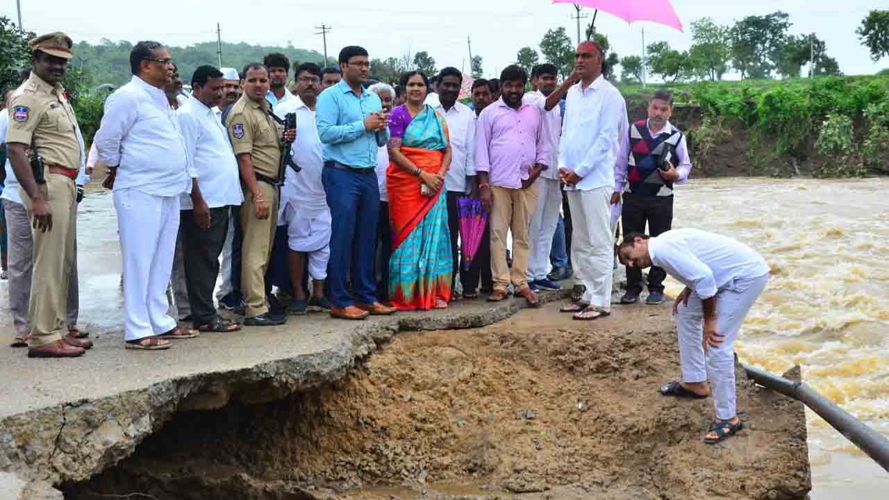 భారీ వర్షాలకు కూలిన బ్రిడ్జి..పరిశీలించిన మంత్రి హరీశ్‌రావు