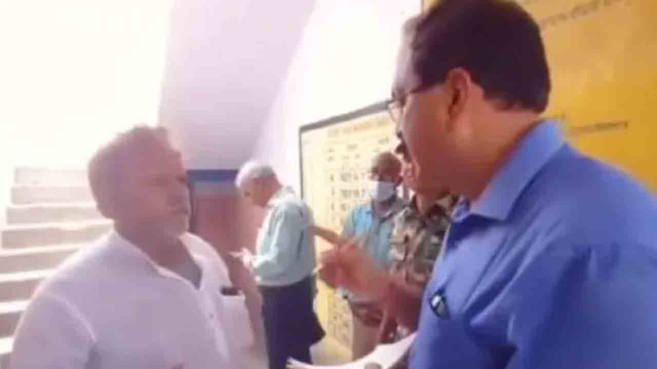 కుర్తా, పైజామాలో హెడ్‌మాస్టార్‌… సస్పెండ్‌ చేసి జీతంలో కోత విధించాలని కలెక్టర్‌ ఆదేశం