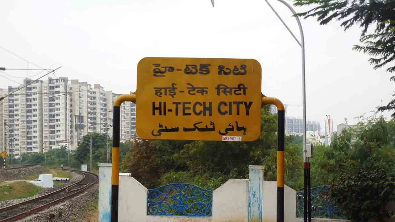 హైద‌రాబాద్‌లో ఎంఎంటీఎస్ రైలు ఢీకొని ముగ్గురు మృతి