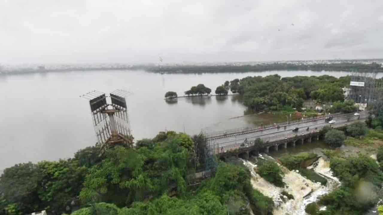 Hussain sagar | హుస్సేన్‌సాగ‌ర్‌కు భారీగా వ‌ర‌ద‌నీరు.. అధికారులు అప్ర‌మ‌త్తం